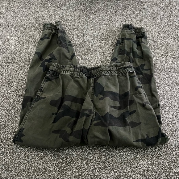 Aritzia TNA Camo Alex Joggers Size Small - Picture 3 of 6